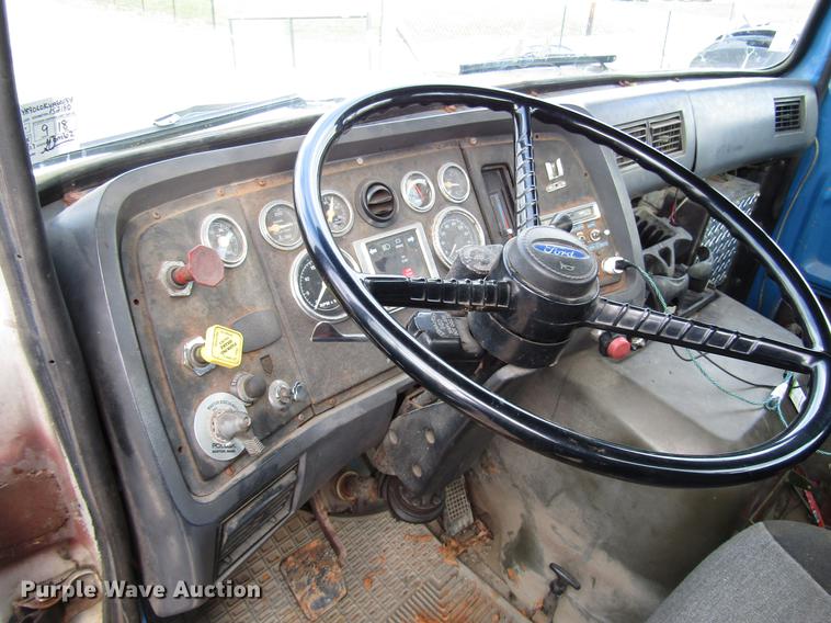 image for item DB6993 1989 Ford L9000 tow truck