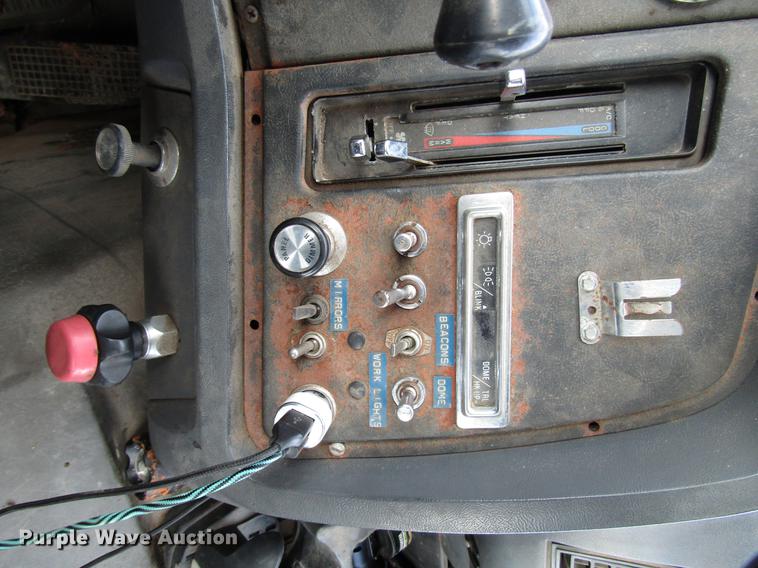 image for item DB6993 1989 Ford L9000 tow truck