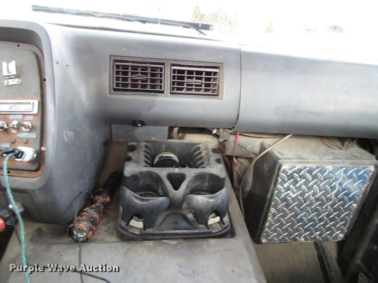 image for item DB6993 1989 Ford L9000 tow truck