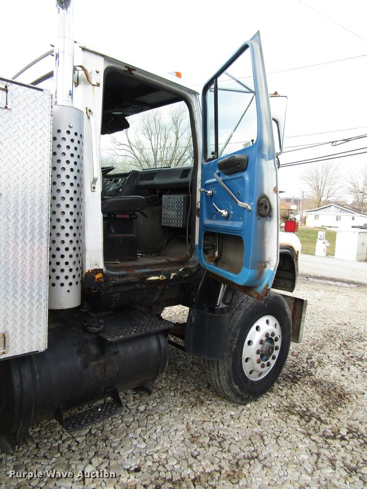 image for item DB6993 1989 Ford L9000 tow truck