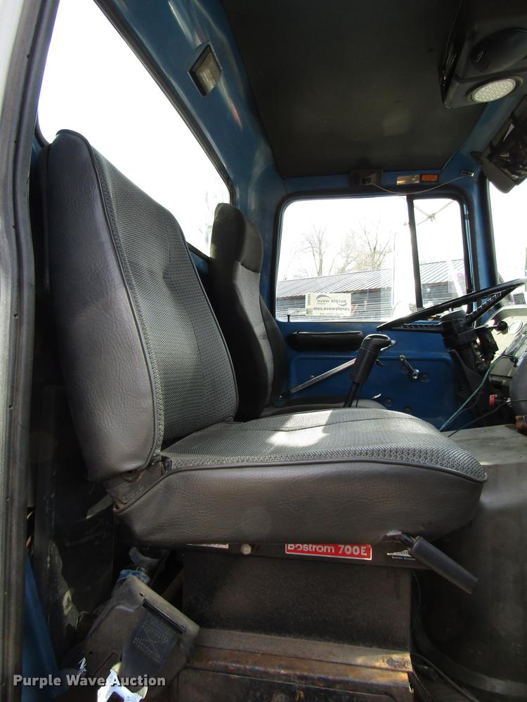 image for item DB6993 1989 Ford L9000 tow truck