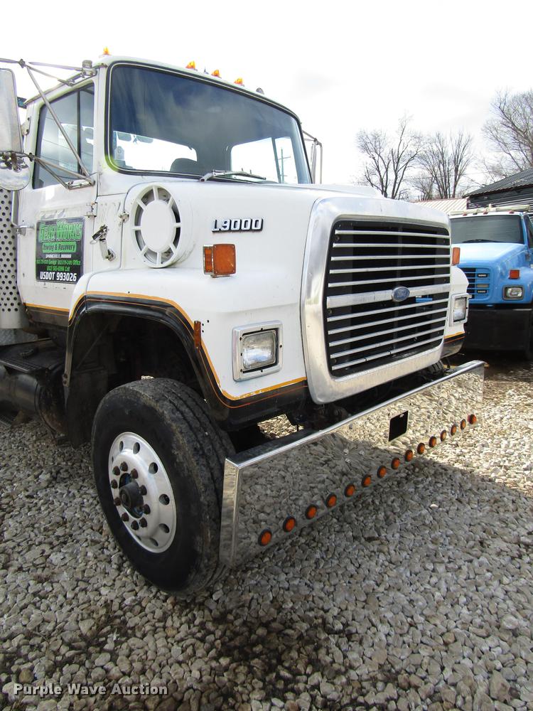 image for item DB6993 1989 Ford L9000 tow truck