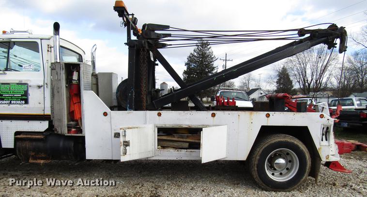 image for item DB6993 1989 Ford L9000 tow truck