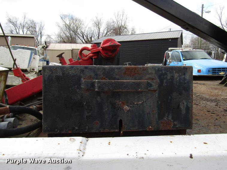 image for item DB6993 1989 Ford L9000 tow truck