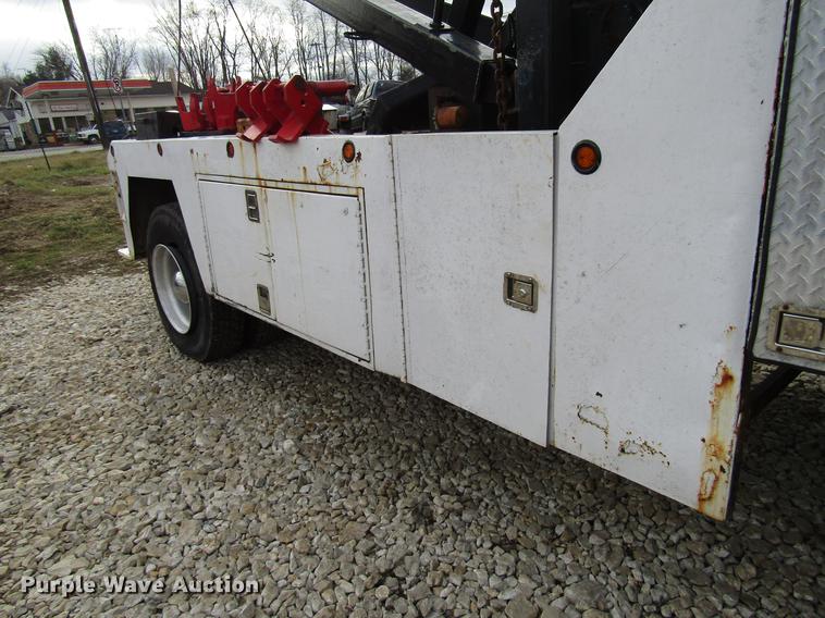 image for item DB6993 1989 Ford L9000 tow truck