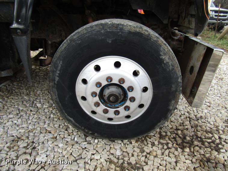 image for item DB6993 1989 Ford L9000 tow truck