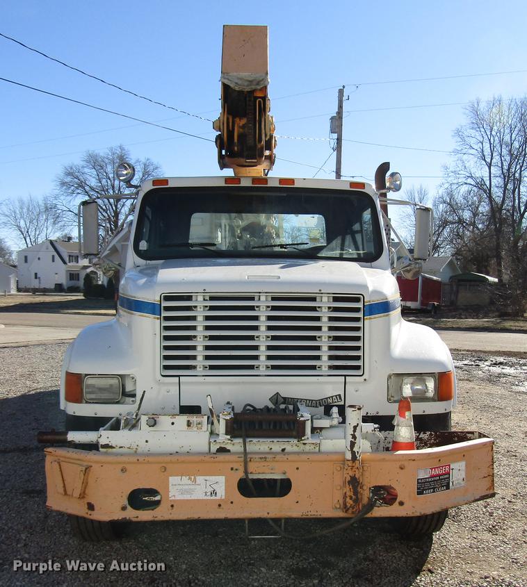 image for item DD4435 1995 International 4900 bucket truck