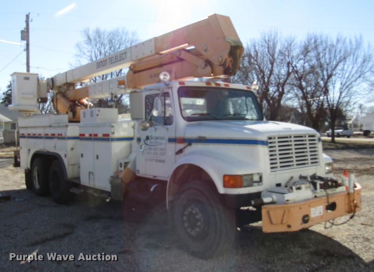image for item DD4435 1995 International 4900 bucket truck