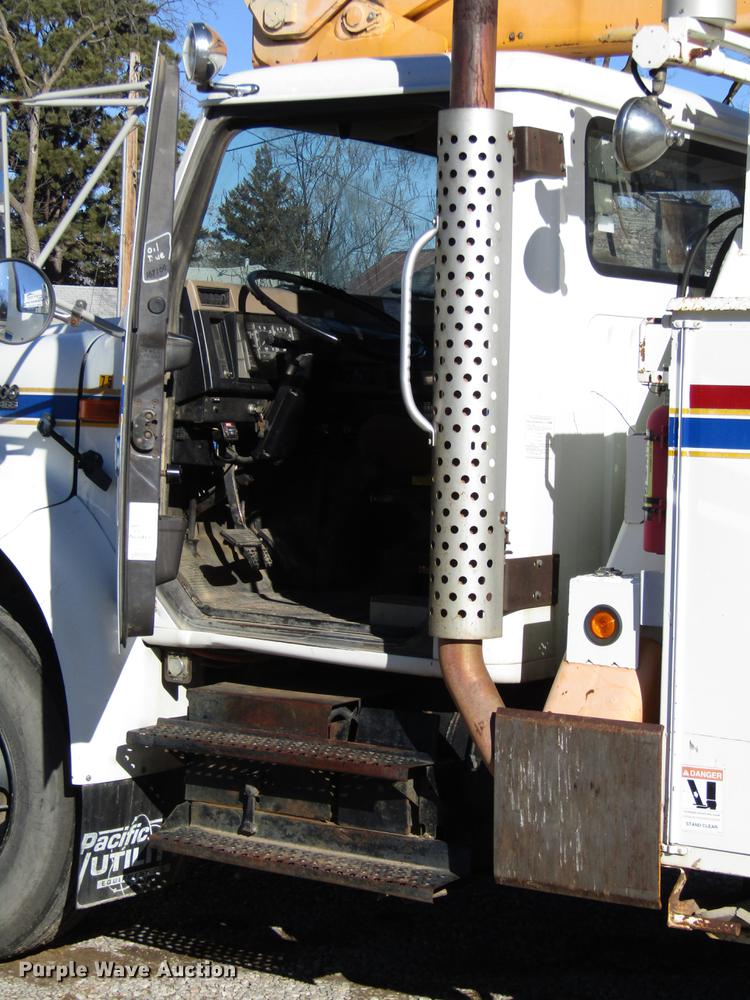 image for item DD4435 1995 International 4900 bucket truck