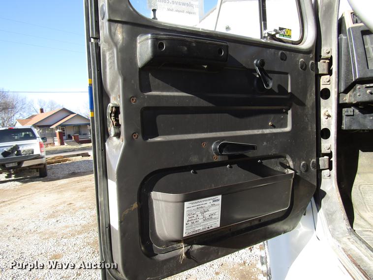 image for item DD4435 1995 International 4900 bucket truck