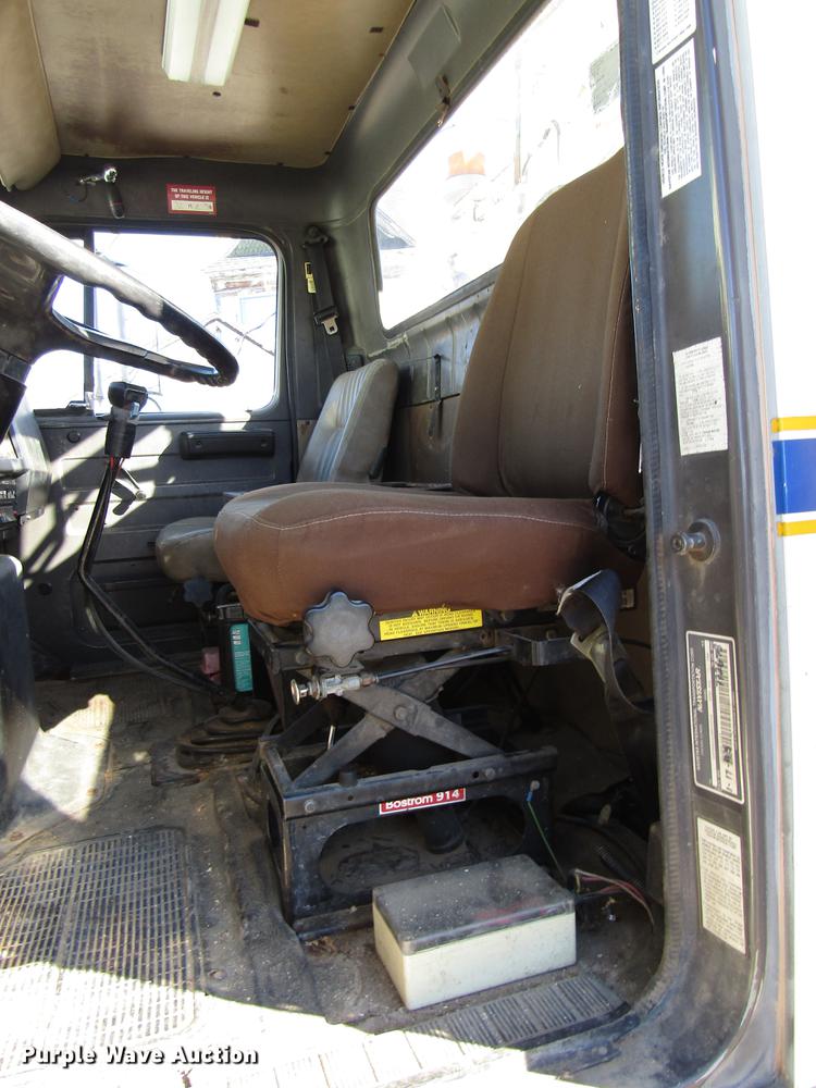 image for item DD4435 1995 International 4900 bucket truck