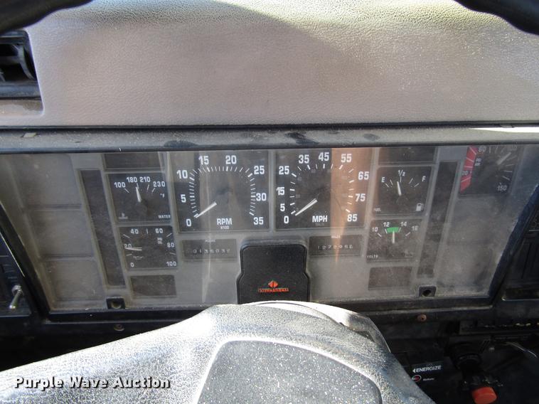 image for item DD4435 1995 International 4900 bucket truck