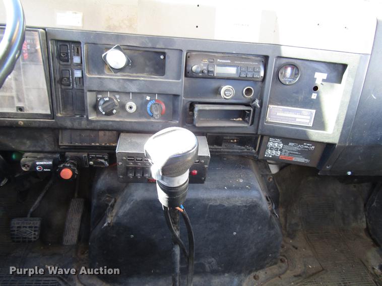 image for item DD4435 1995 International 4900 bucket truck