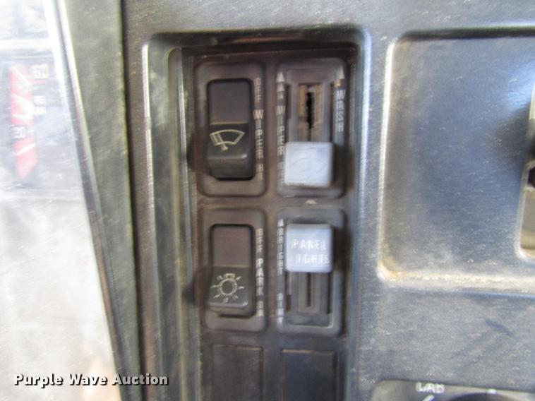 image for item DD4435 1995 International 4900 bucket truck