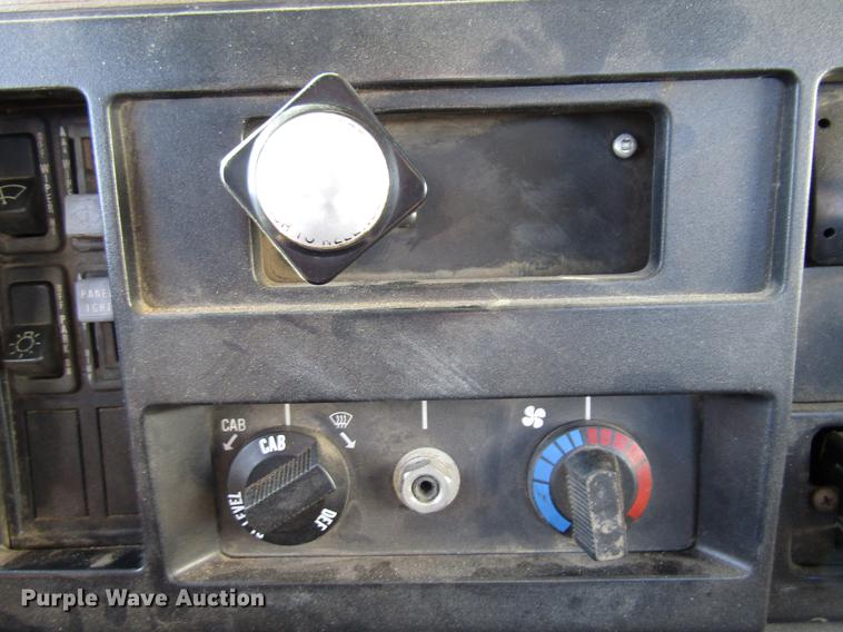 image for item DD4435 1995 International 4900 bucket truck