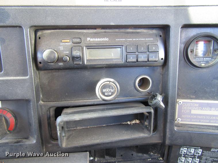 image for item DD4435 1995 International 4900 bucket truck