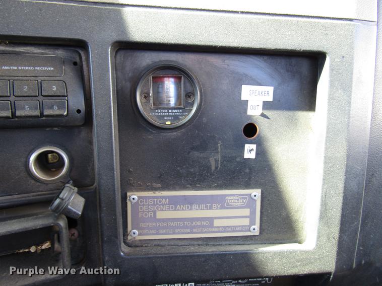 image for item DD4435 1995 International 4900 bucket truck