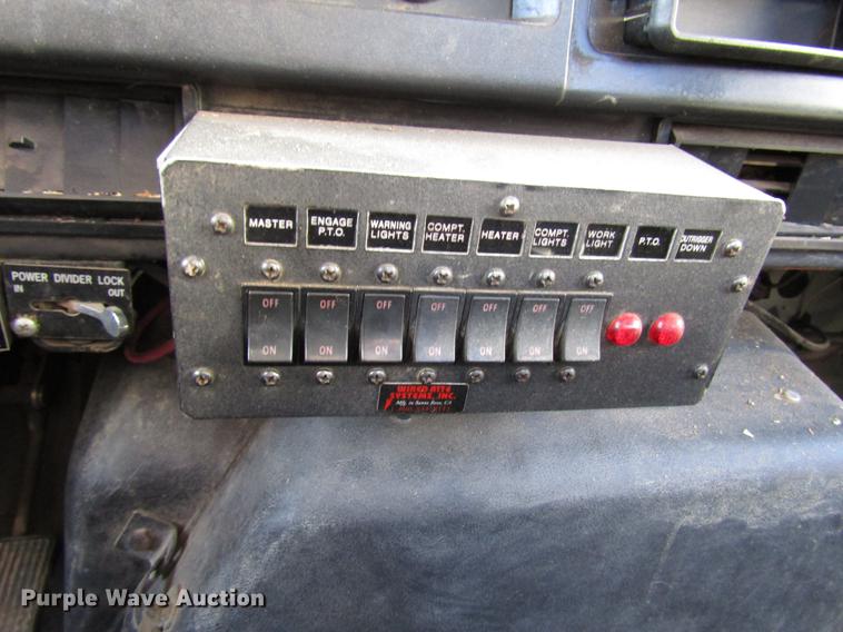 image for item DD4435 1995 International 4900 bucket truck