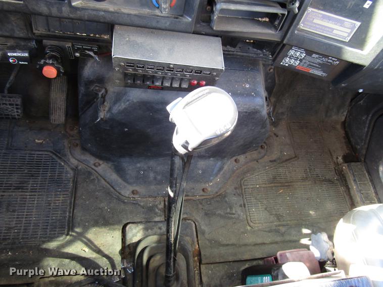 image for item DD4435 1995 International 4900 bucket truck