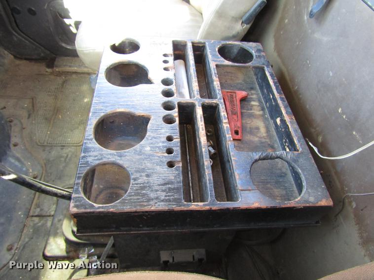 image for item DD4435 1995 International 4900 bucket truck