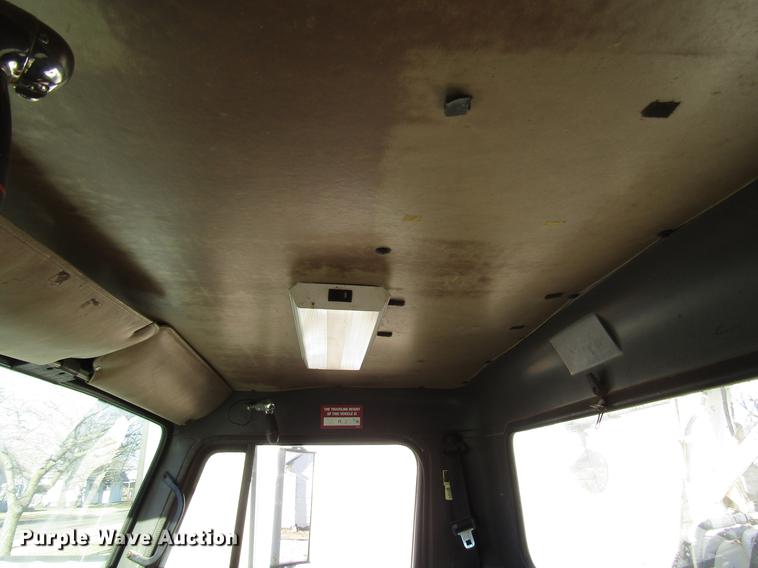 image for item DD4435 1995 International 4900 bucket truck