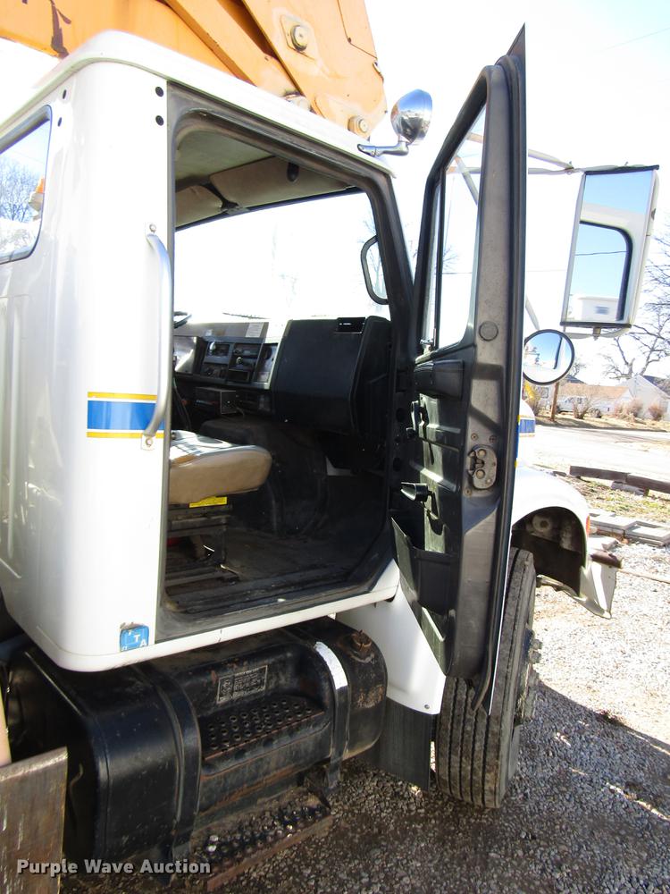 image for item DD4435 1995 International 4900 bucket truck