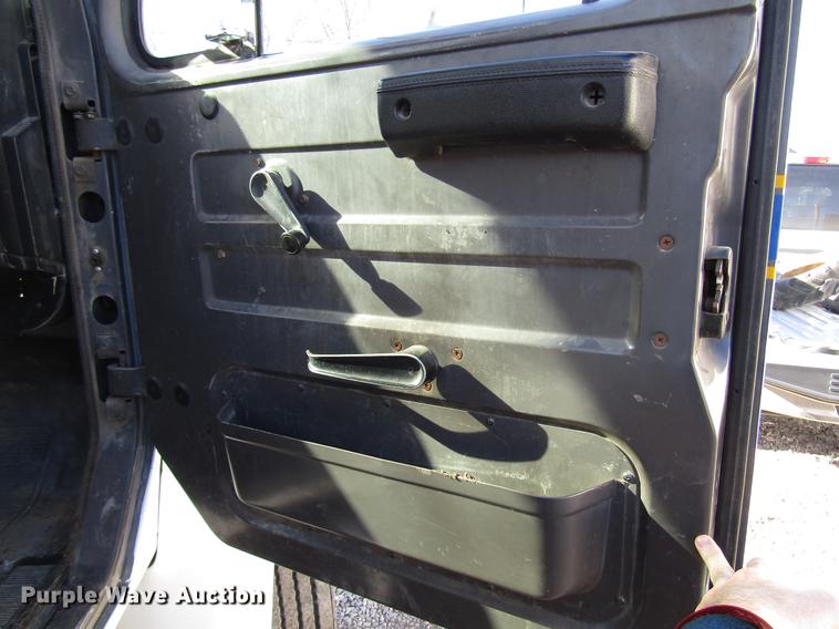 image for item DD4435 1995 International 4900 bucket truck