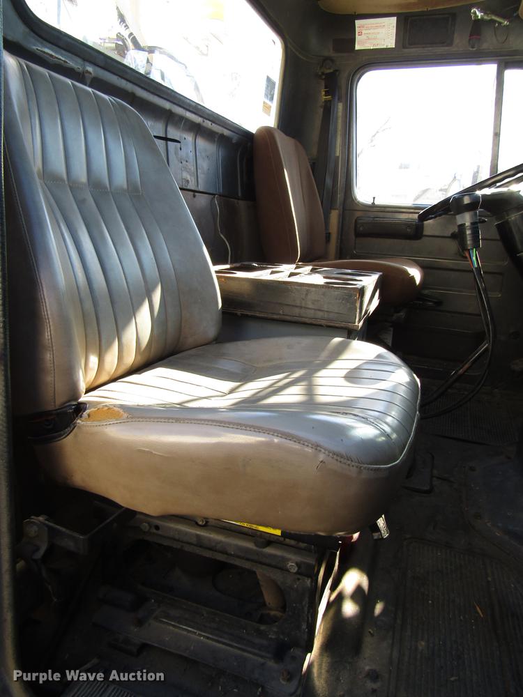 image for item DD4435 1995 International 4900 bucket truck