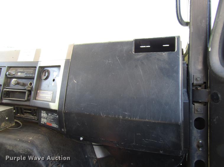 image for item DD4435 1995 International 4900 bucket truck