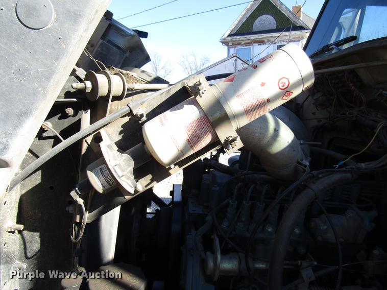 image for item DD4435 1995 International 4900 bucket truck