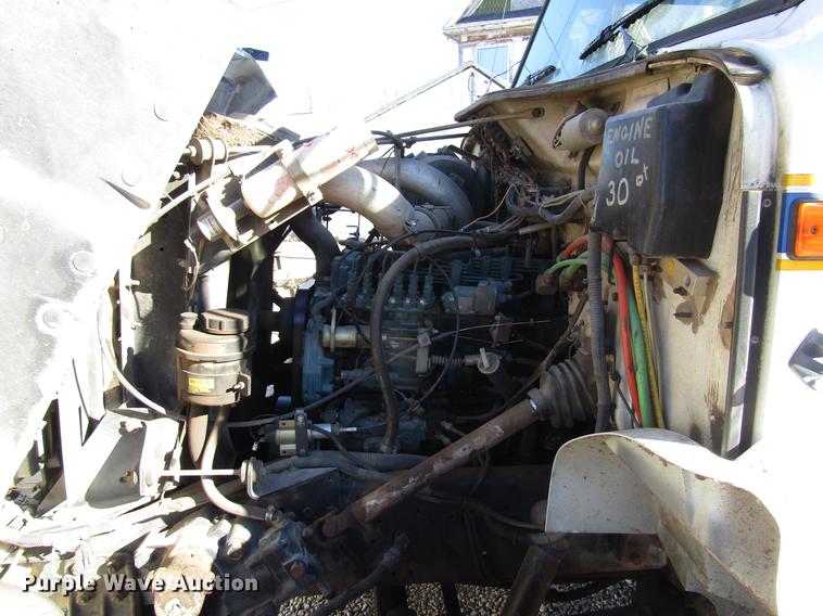 image for item DD4435 1995 International 4900 bucket truck