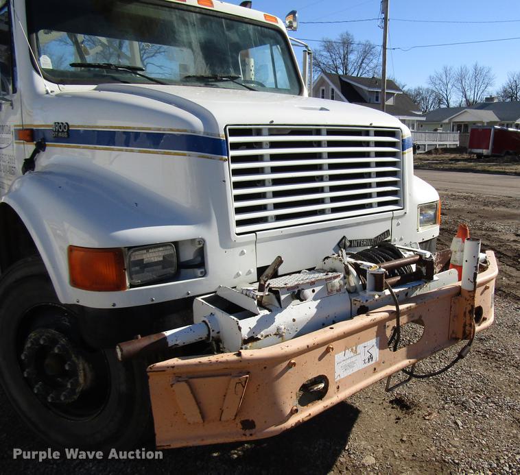 image for item DD4435 1995 International 4900 bucket truck