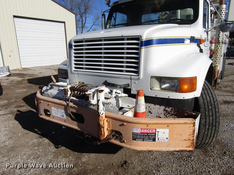 image for item DD4435 1995 International 4900 bucket truck