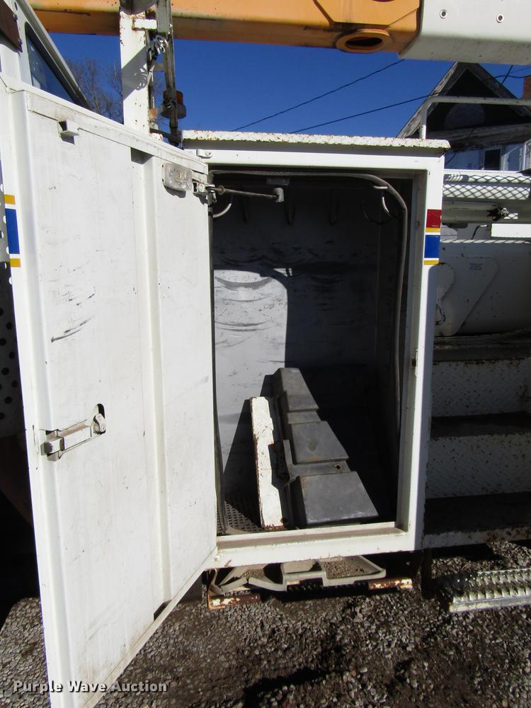 image for item DD4435 1995 International 4900 bucket truck