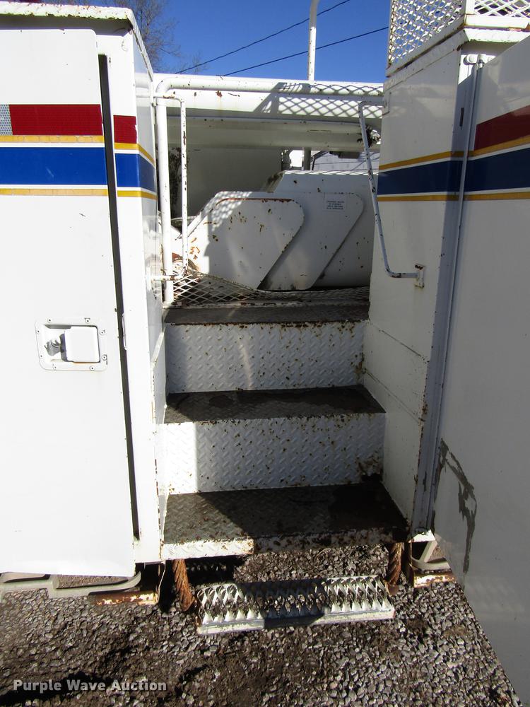 image for item DD4435 1995 International 4900 bucket truck