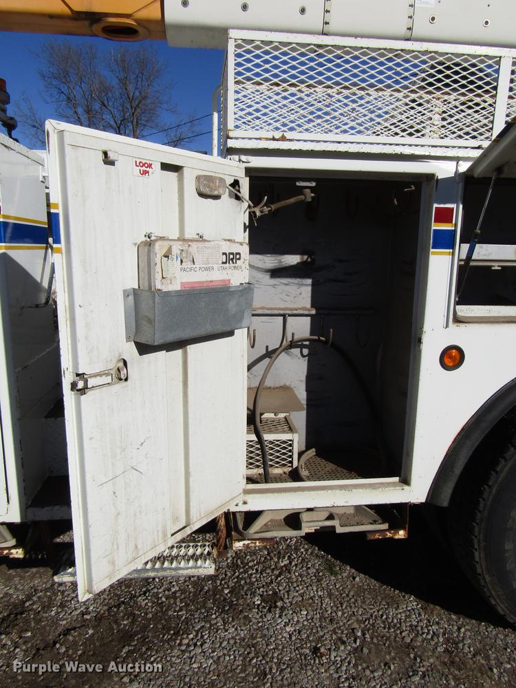 image for item DD4435 1995 International 4900 bucket truck