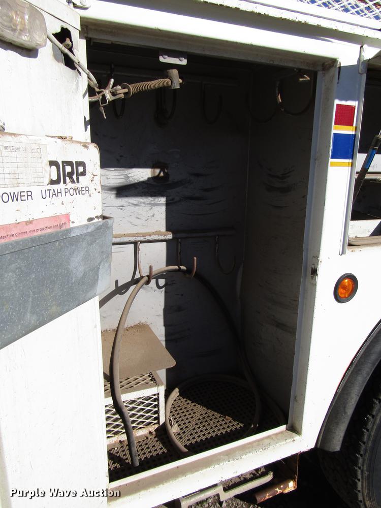 image for item DD4435 1995 International 4900 bucket truck