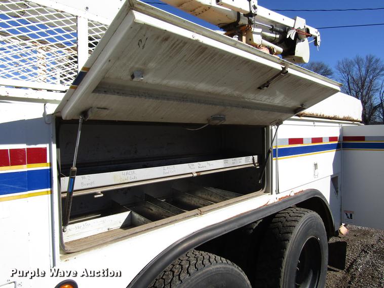 image for item DD4435 1995 International 4900 bucket truck