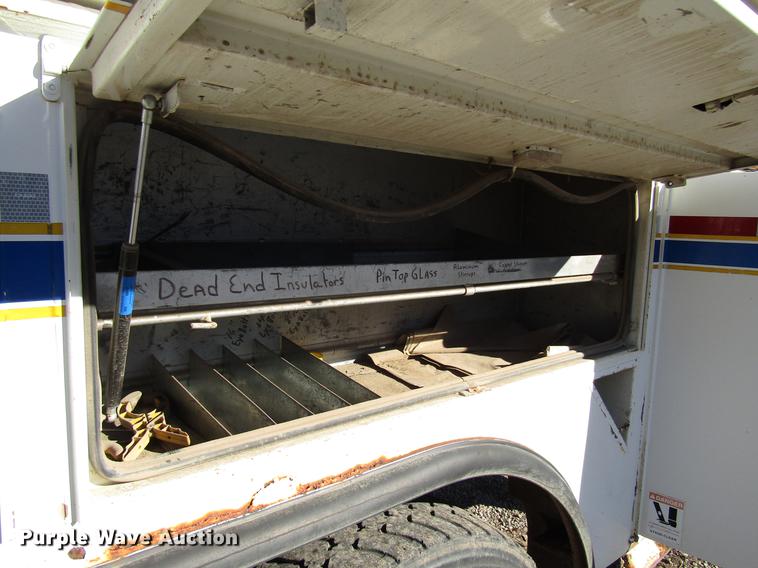 image for item DD4435 1995 International 4900 bucket truck