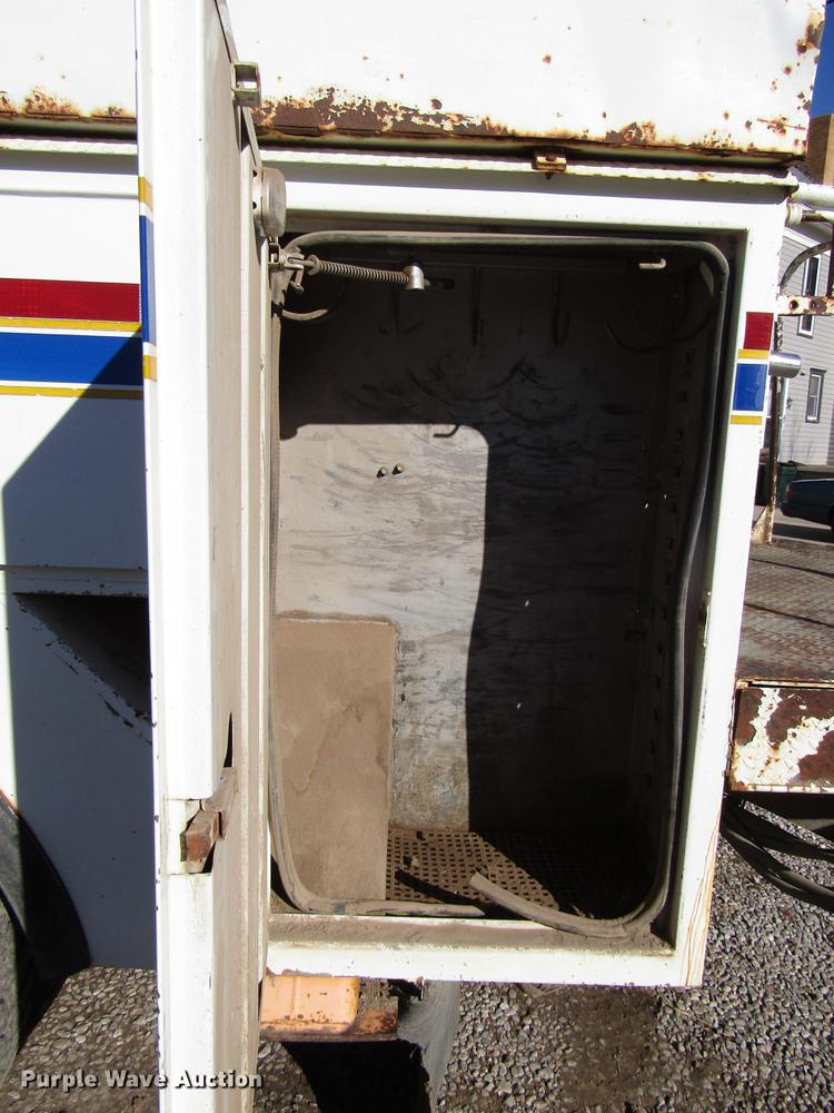 image for item DD4435 1995 International 4900 bucket truck