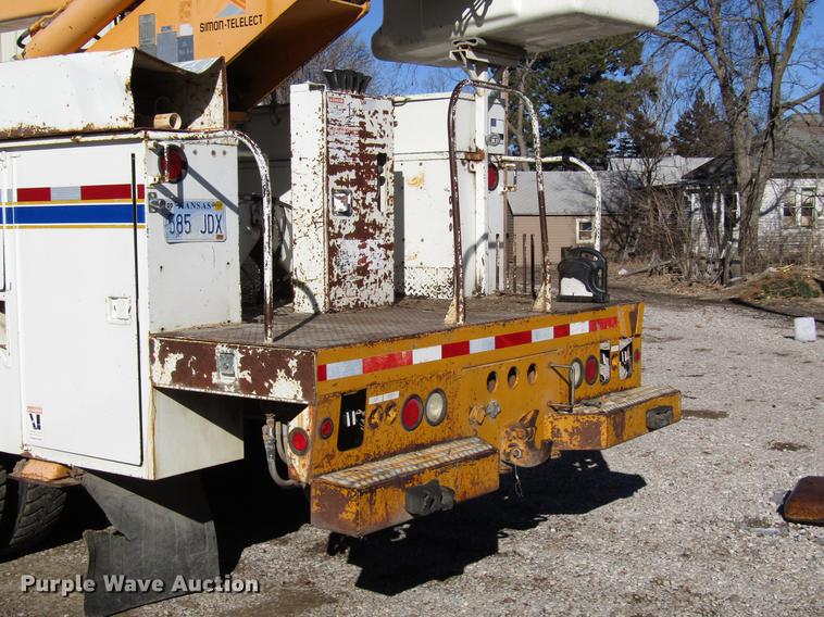image for item DD4435 1995 International 4900 bucket truck