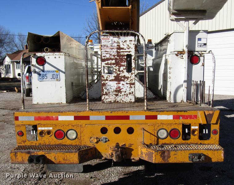 image for item DD4435 1995 International 4900 bucket truck