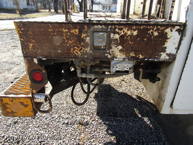 image for item DD4435 1995 International 4900 bucket truck