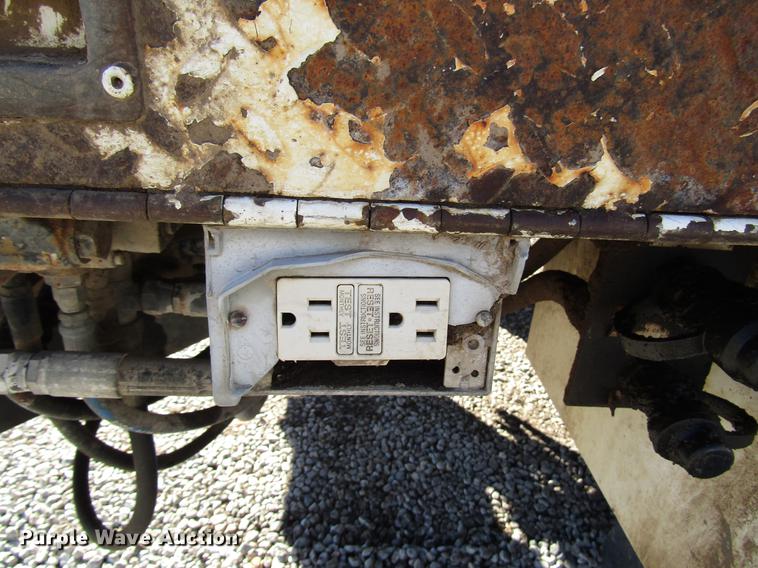 image for item DD4435 1995 International 4900 bucket truck