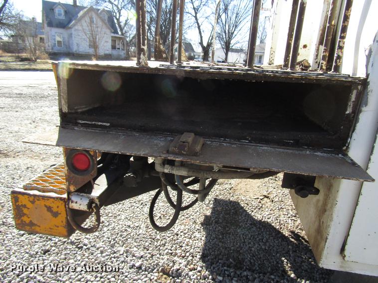 image for item DD4435 1995 International 4900 bucket truck