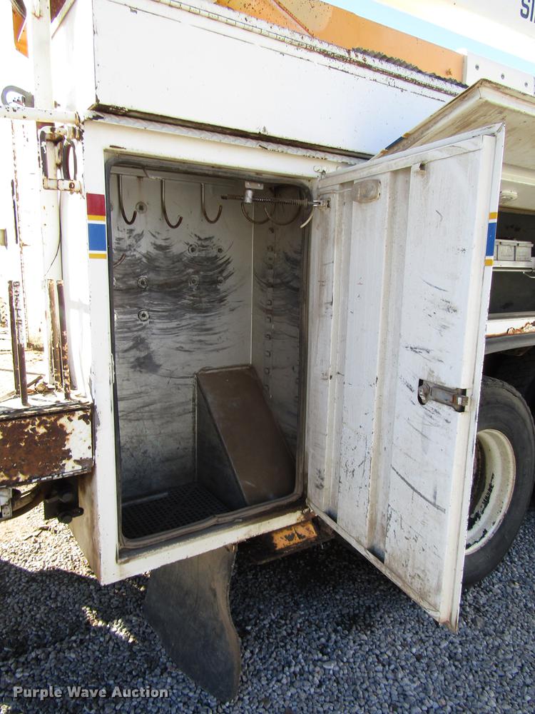 image for item DD4435 1995 International 4900 bucket truck