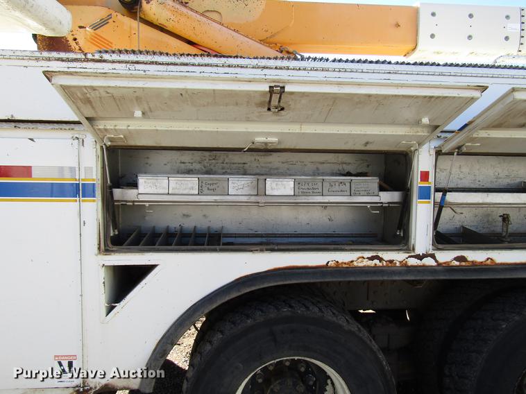 image for item DD4435 1995 International 4900 bucket truck