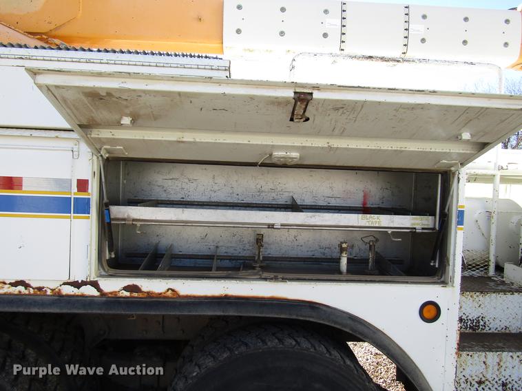 image for item DD4435 1995 International 4900 bucket truck