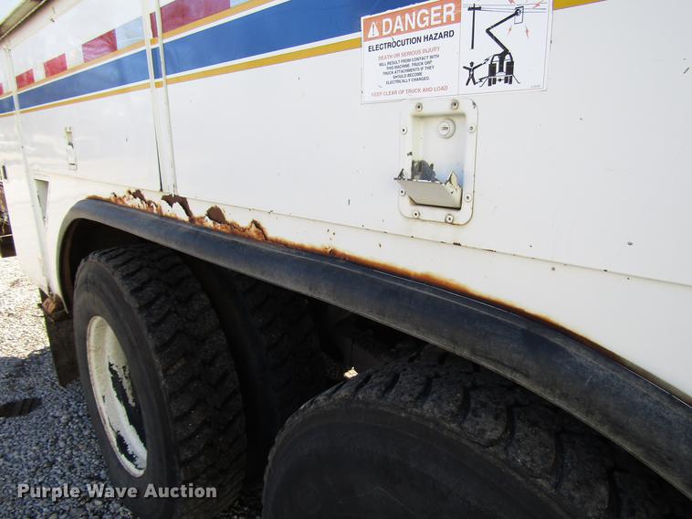 image for item DD4435 1995 International 4900 bucket truck