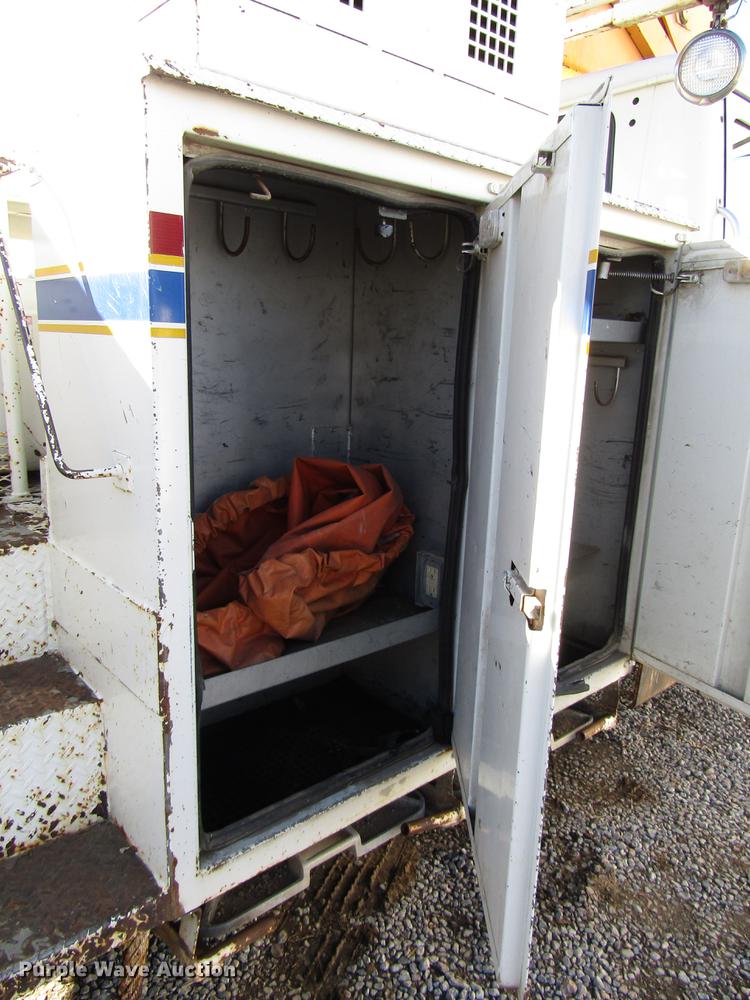 image for item DD4435 1995 International 4900 bucket truck